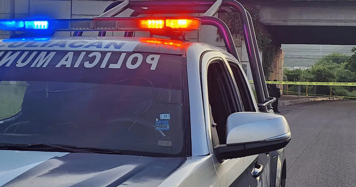 Vehículo policial con luces encendidas en carretera, posible escena de investigación en Culiacán.