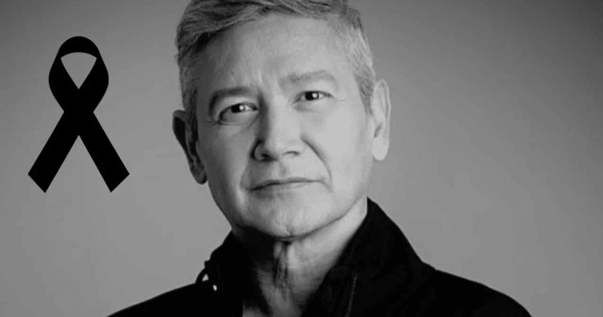 Hombre con cabello corto y claro junto a un lazo negro, en memoria de Enrique Páez Rubio.