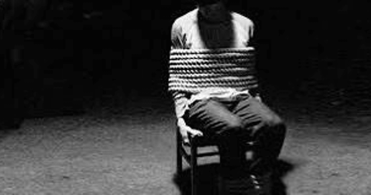 Persona atada en una silla, simbolizando un secuestro en Mazatlán, Sinaloa.