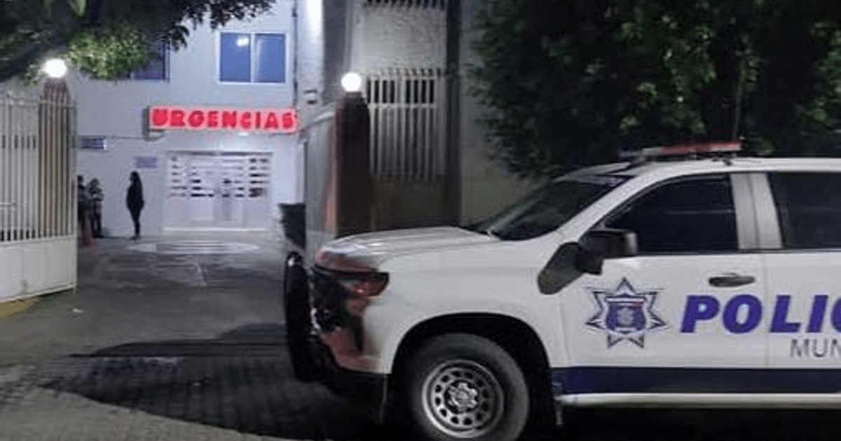 Entrada de urgencias de hospital en Escuinapa con vehículo policial estacionado