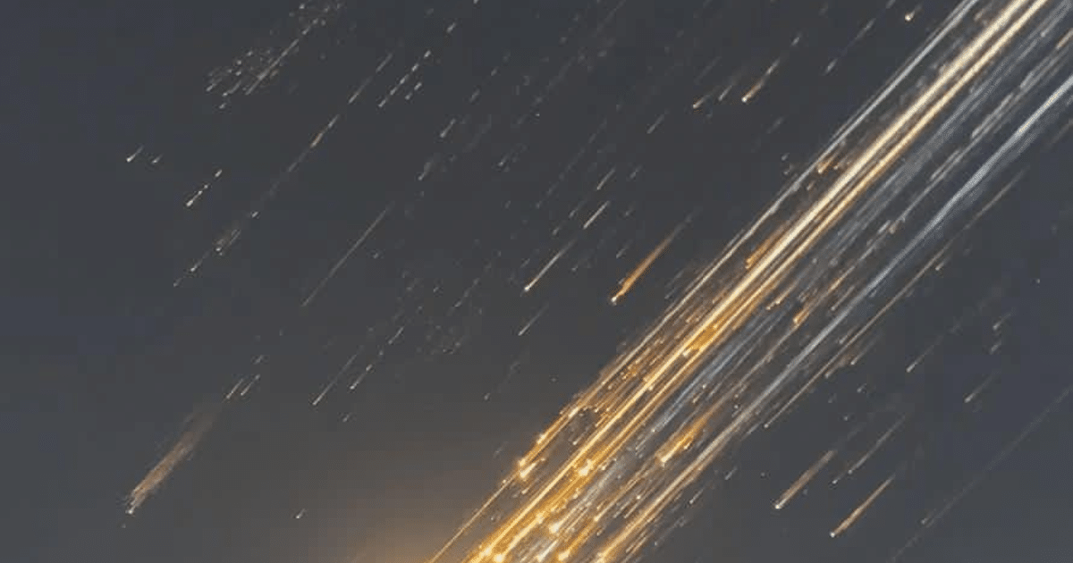 Cielo nocturno con trazos de luz, evocando movimiento de estrellas o meteoros.