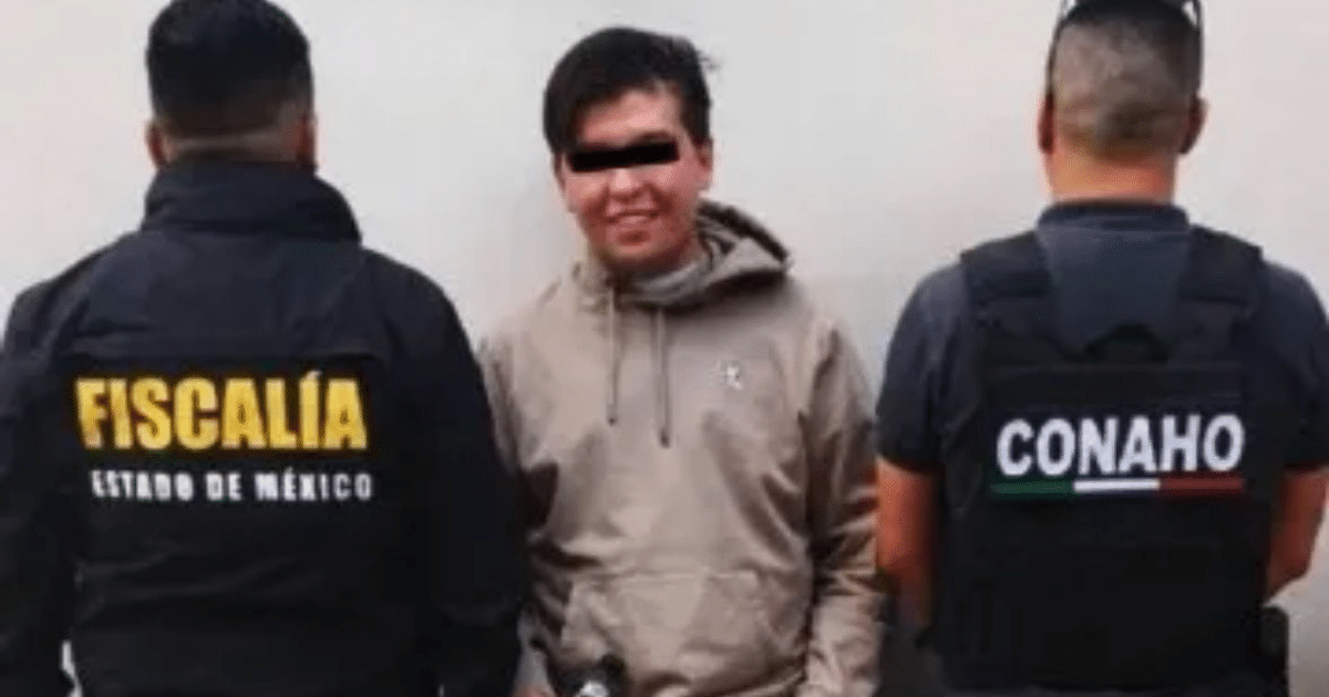 Agentes de la fiscalía y policía escoltan a un detenido en contexto de feminicidio en Naucalpan.