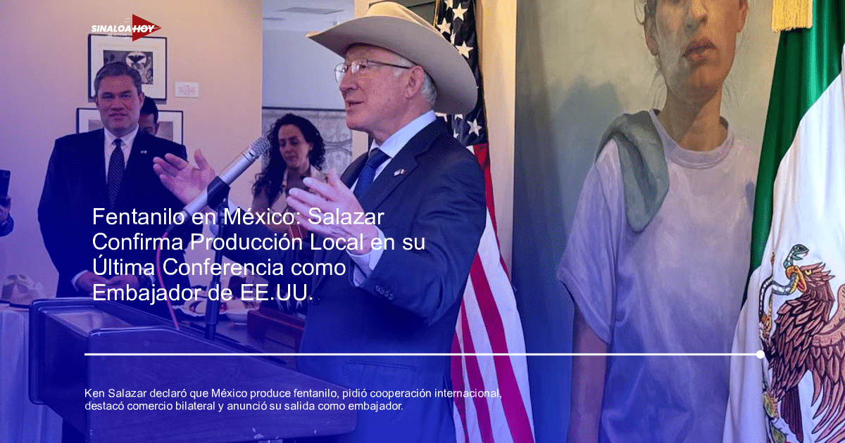 Ken Salazar hablando en un evento con banderas de EE.UU. y México de fondo.