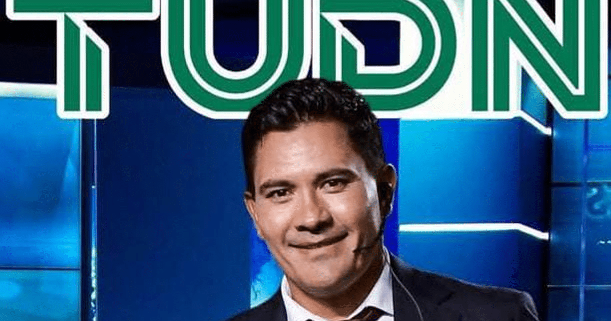 Fernando Guerrero sonríe junto al logo de TUDN, marcando su nueva etapa como analista arbitral.