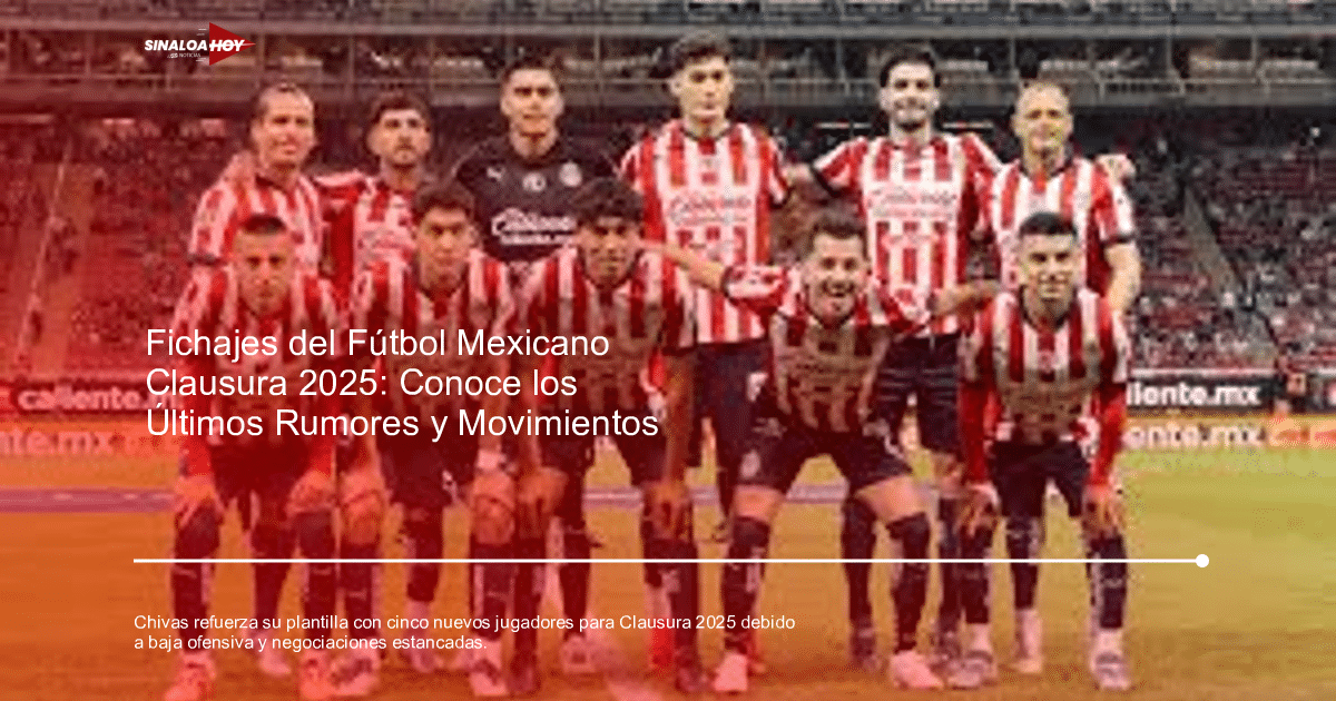 Jugadores de Chivas posando en formación de equipo con camisetas a rayas rojas y blancas en un estadio.