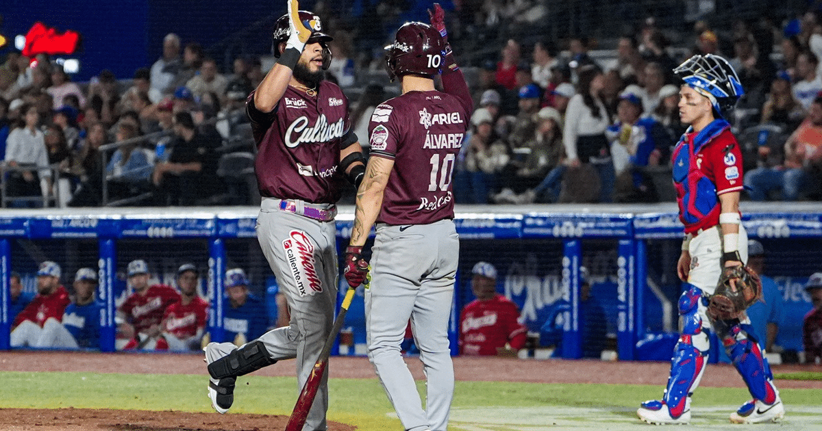 Jugadores celebrando en la final de la Liga Mexicana del Pacífico 2024-2025 con un receptor y público de fondo.