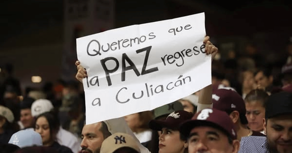 Grupo de personas en un evento sosteniendo un cartel que pide paz para Culiacán
