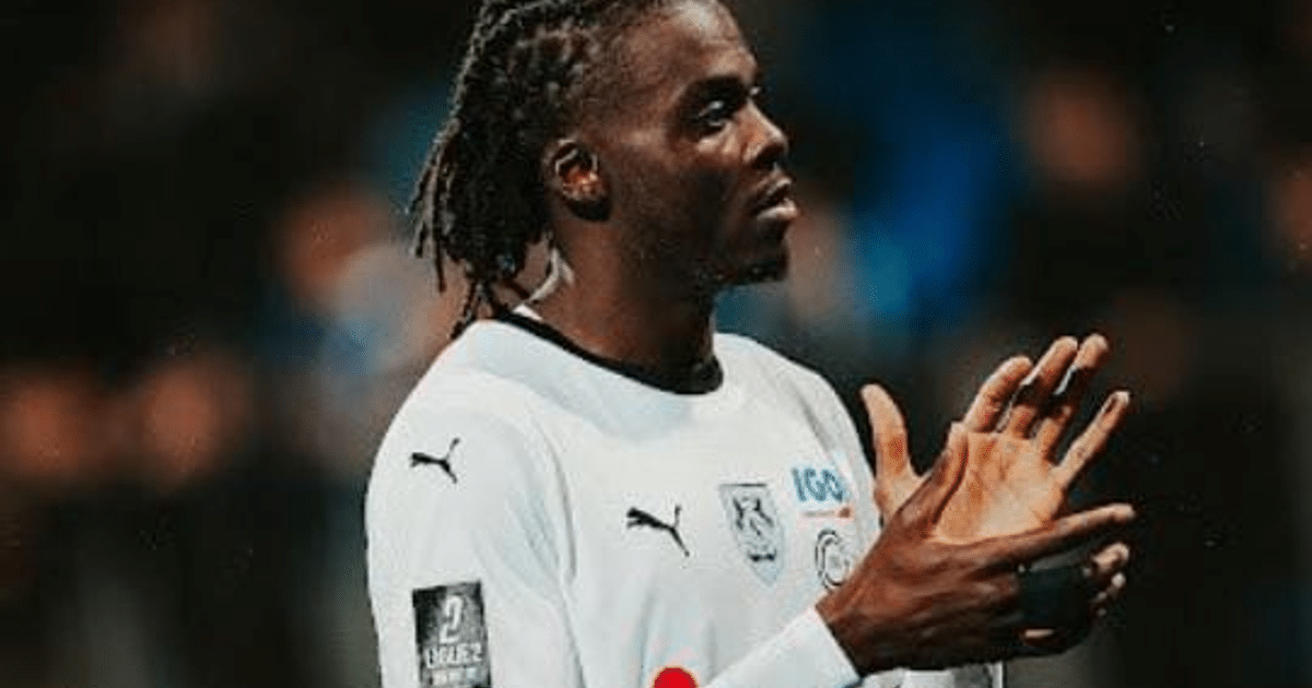 Frank Boya aplaudiendo en el estadio con camiseta blanca de los Xolos de Tijuana