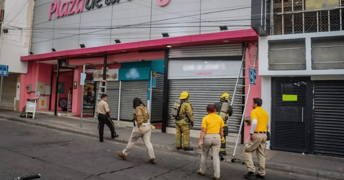 Bomberos y personal de emergencia en acción durante una fuga de gas en la Plaza de Col, Culiacán.