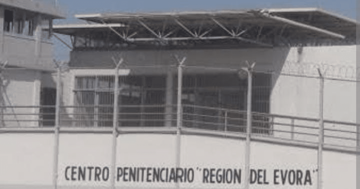 Centro Penitenciario 'Región del Évora' con estructuras de seguridad visibles.