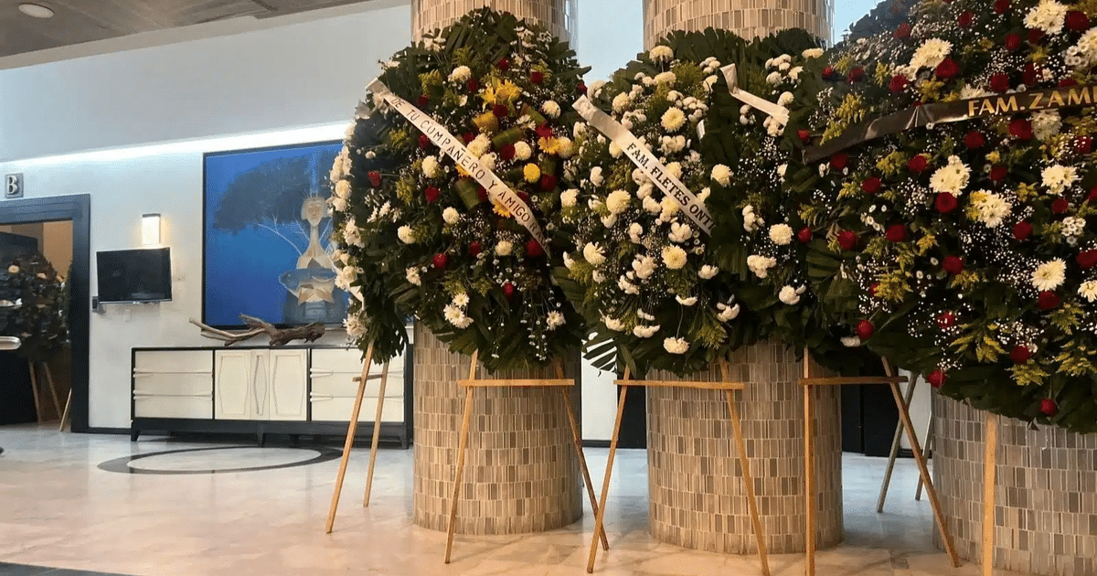 Coronas de flores en homenaje a víctimas de violencia en Culiacán, con cintas con mensajes de condolencias.