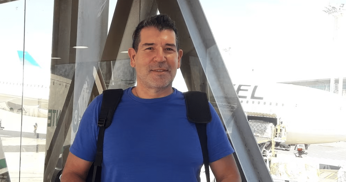 Gustavo Cisneros, entrenador de fútbol argentino, recordado por su valentía y dedicación.