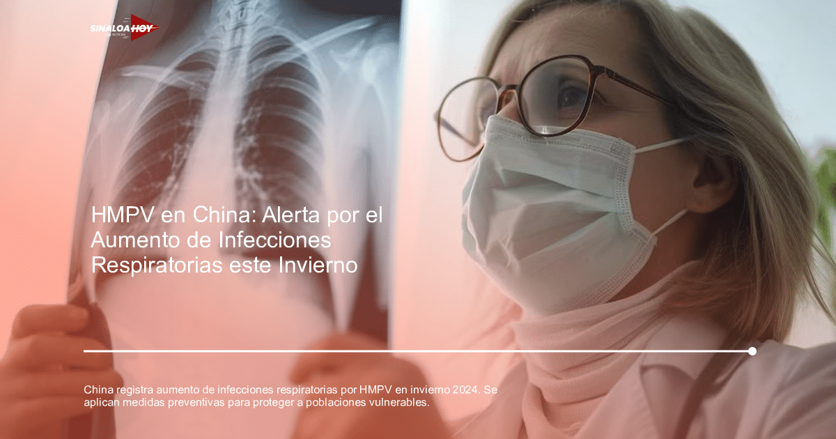 Médica con mascarilla revisando radiografía de tórax en un consultorio, relacionada con el aumento de infecciones respiratorias en China.