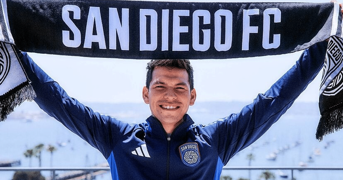 Hirving Lozano sonriendo con bufanda de San Diego FC frente al mar