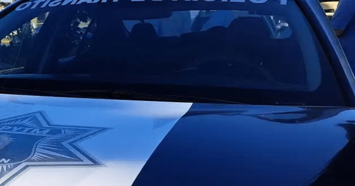 Vehículo policial en Culiacán, relacionado con el hallazgo de un cuerpo en la colonia Renato Vega.