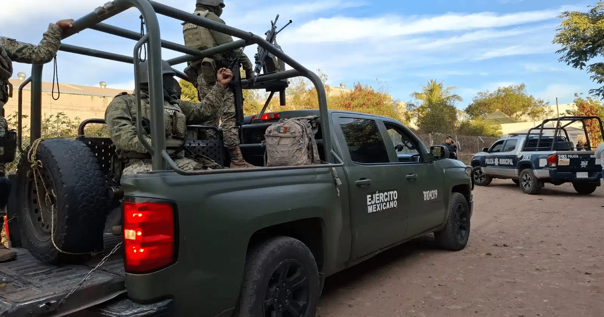 Camión del Ejército Mexicano y camioneta de policía en Culiacán