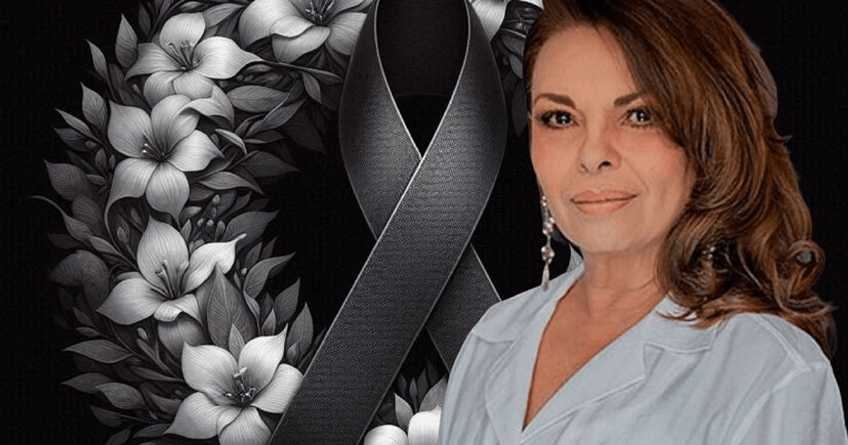 Retrato de una mujer en un fondo oscuro con flores blancas y grises, junto a un listón negro, sugiriendo un homenaje de luto.