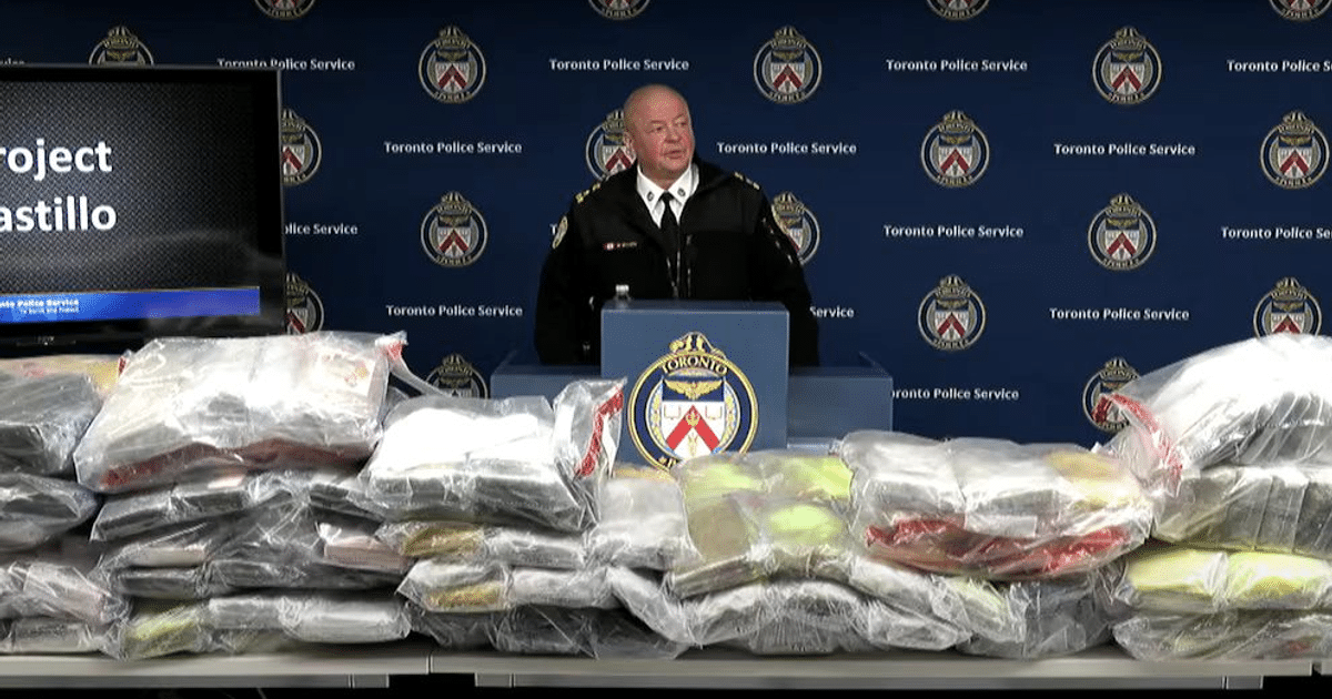Oficial de policía de Toronto en conferencia sobre incautación de cocaína del Proyecto Castillo