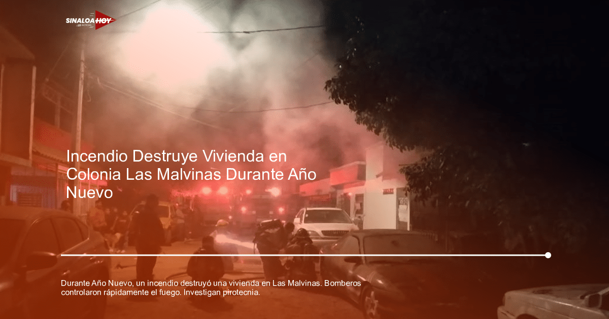 Bomberos trabajando en un incendio nocturno en la colonia Las Malvinas, con humo visible y vehículos de emergencia en el fondo.