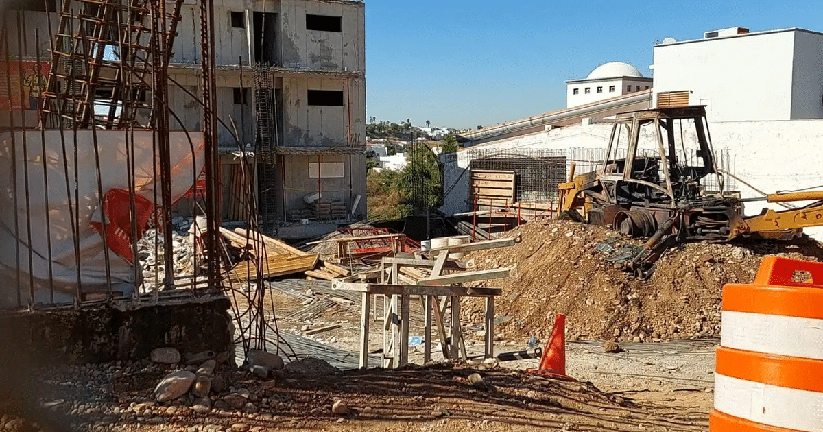 Sitio de construcción en Montebello, Culiacán, con maquinaria y estructuras tras incendio.