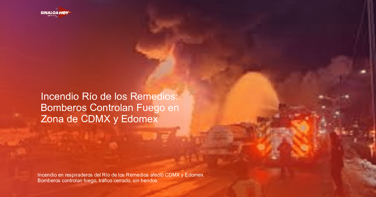 Incendio nocturno en Río de los Remedios con llamas y humo, camiones de bomberos presentes.