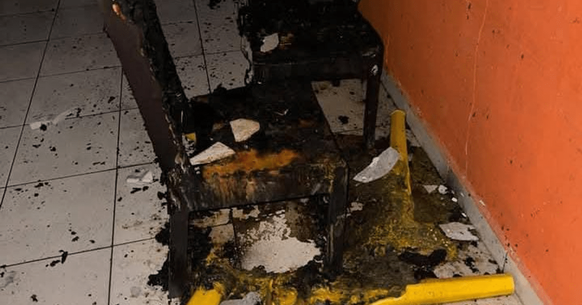 Silla quemada con escombros tras incendio en San Carlos