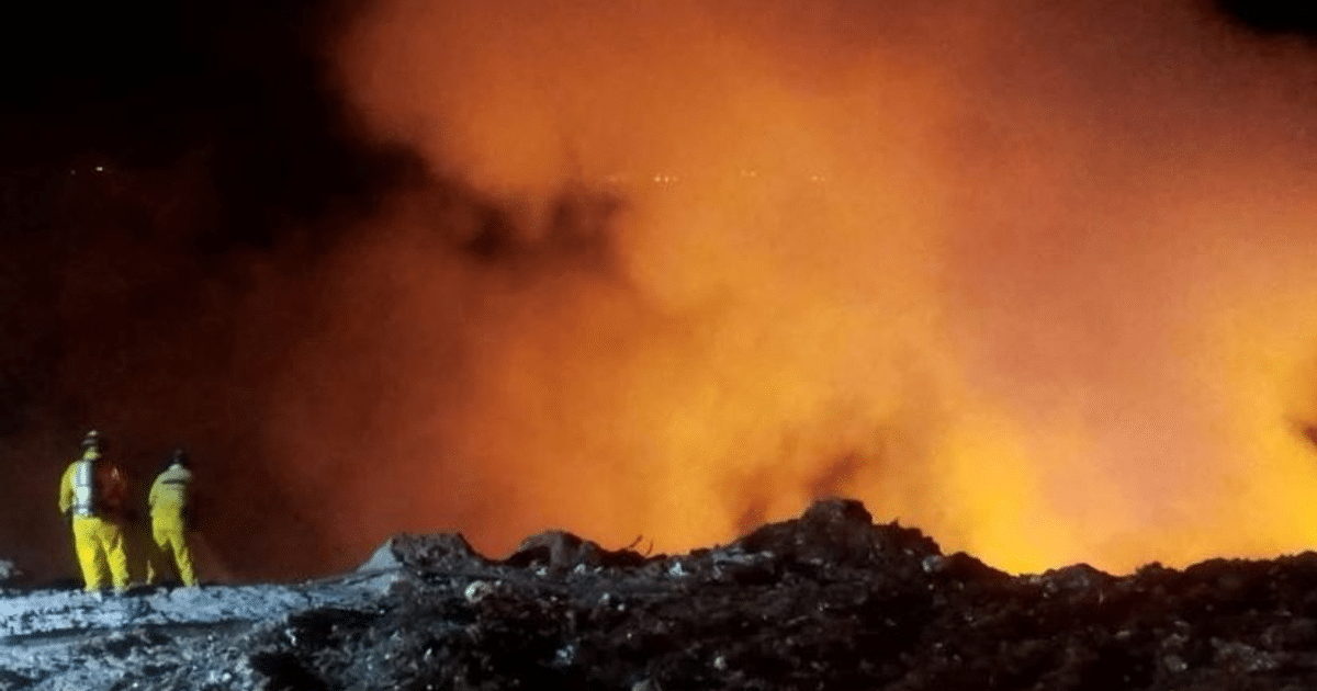 Bomberos en acción durante un incendio en el basurón de Culiacán
