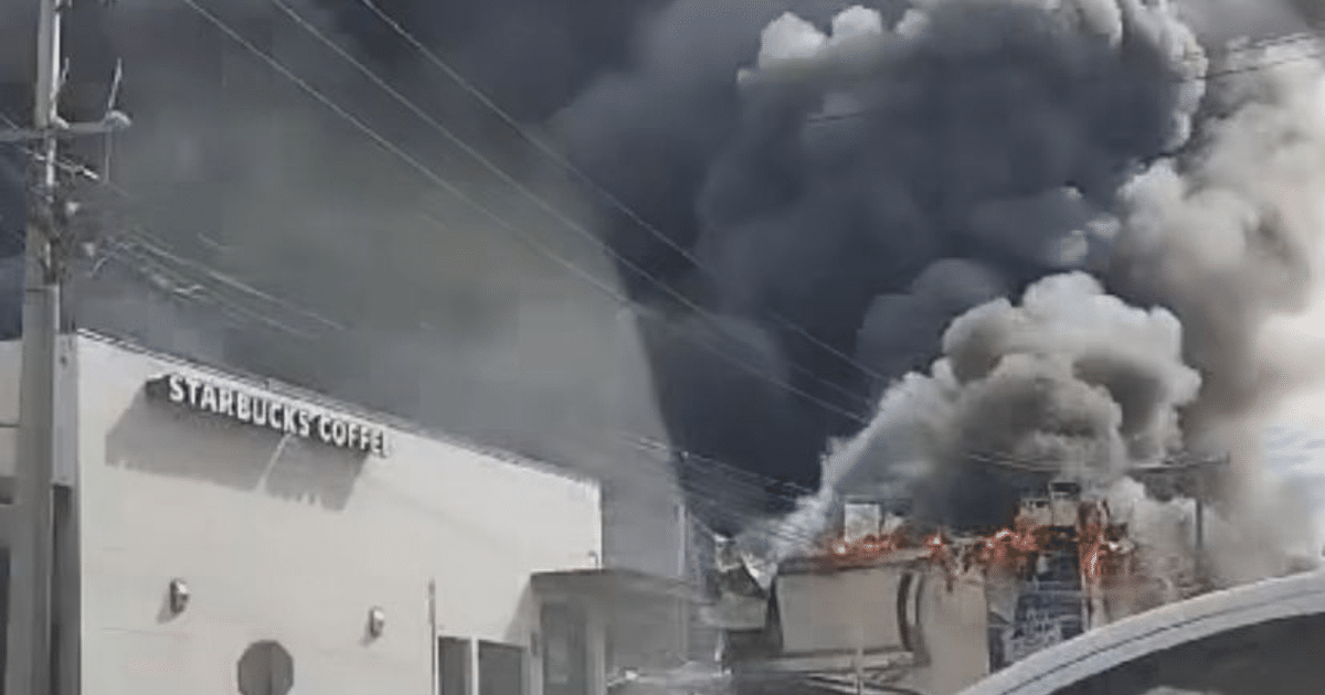 Incendio en Plaza Cinépolis con Starbucks en primer plano y humo negro en el fondo.
