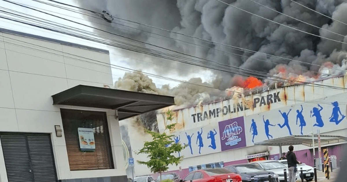 Edificio en llamas con humo negro, posible parque de trampolines en Culiacán.