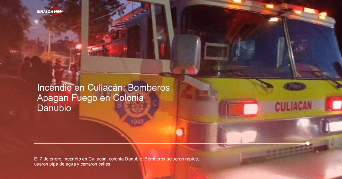 Camión de bomberos amarillo con luces rojas encendidas en una emergencia nocturna en Culiacán.