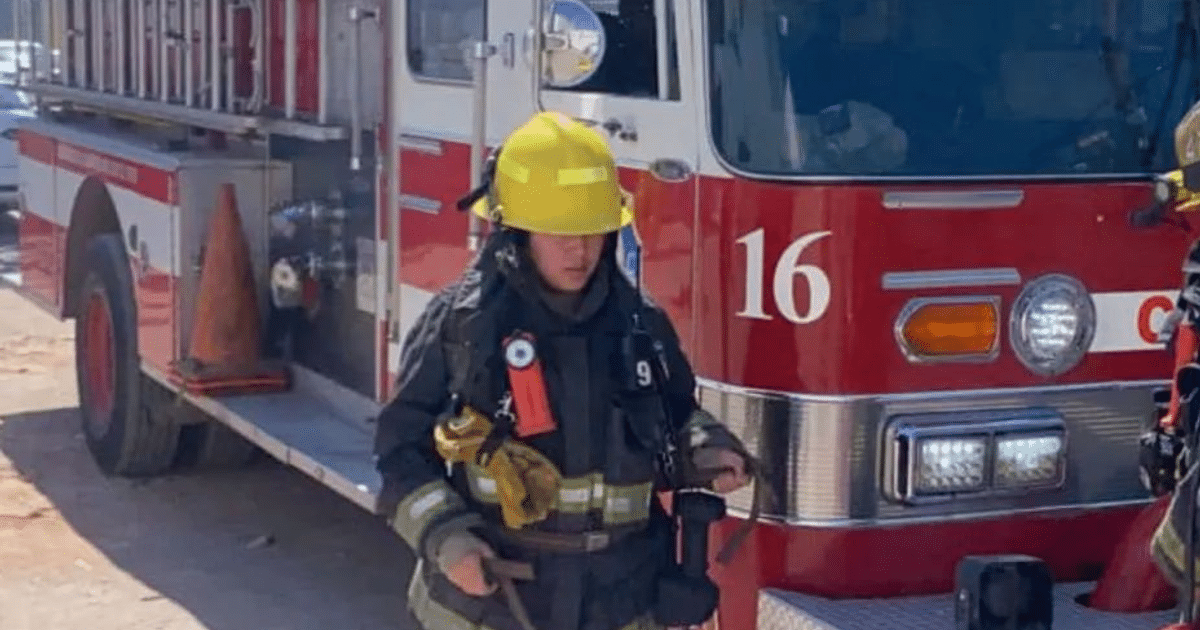 Bombero con casco amarillo frente a camión de bomberos rojo en Culiacán