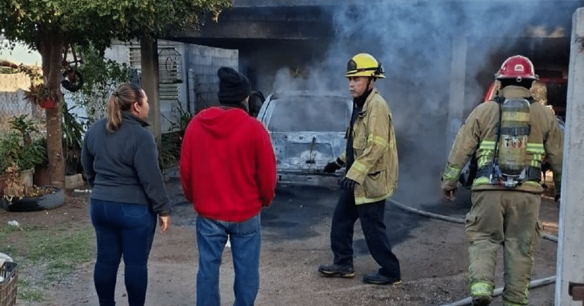 Bombero y testigos en un incendio vehicular en Las Brisas, Guasave