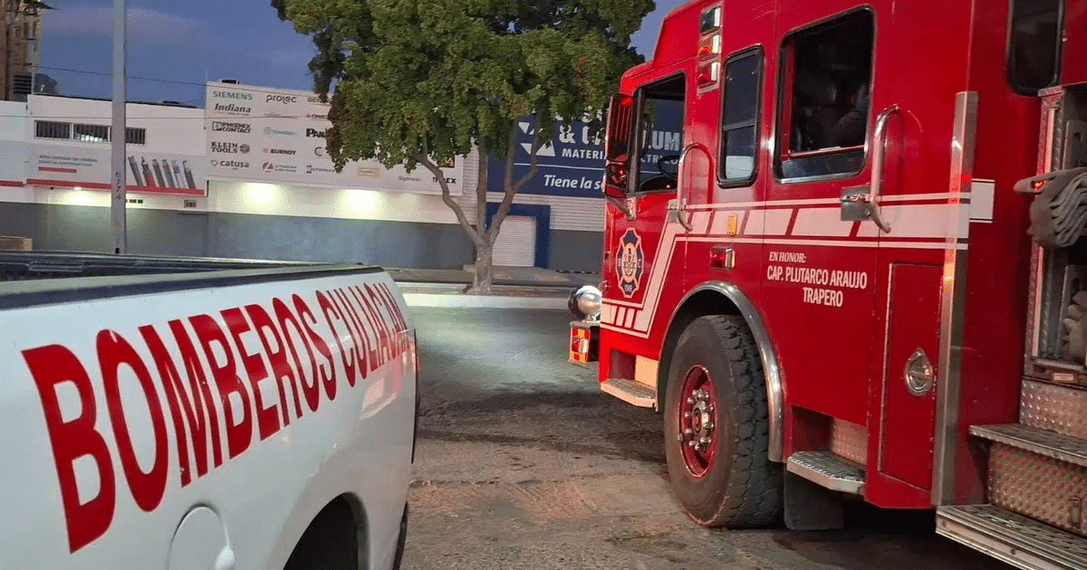 Camión de bomberos rojo y camioneta blanca de Bomberos Culiacán estacionados en entorno urbano.