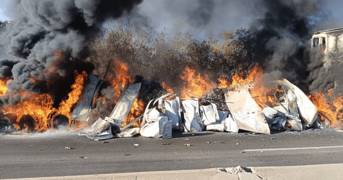 Accidente en la Maxipista Mazatlán-Culiacán con vehículos en llamas y humo negro