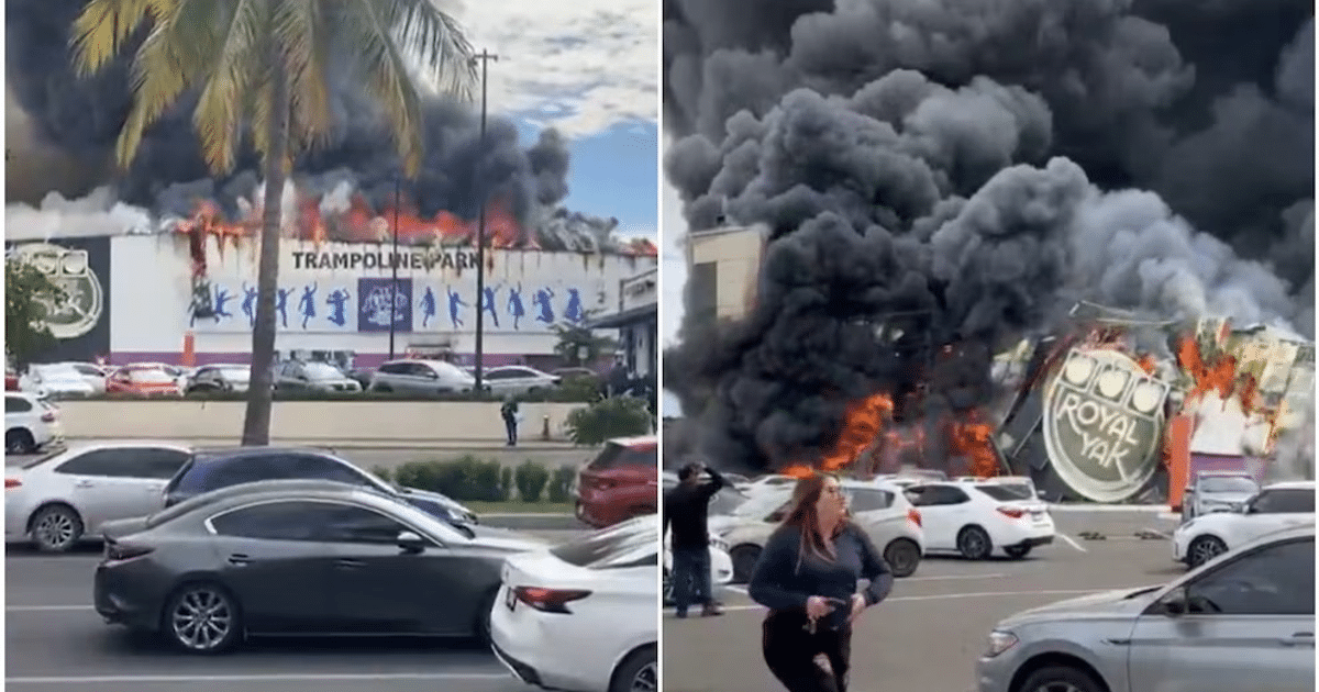 Incendio en parque de trampolines en Culiacán con llamas y humo negro, autos estacionados y personas observando.