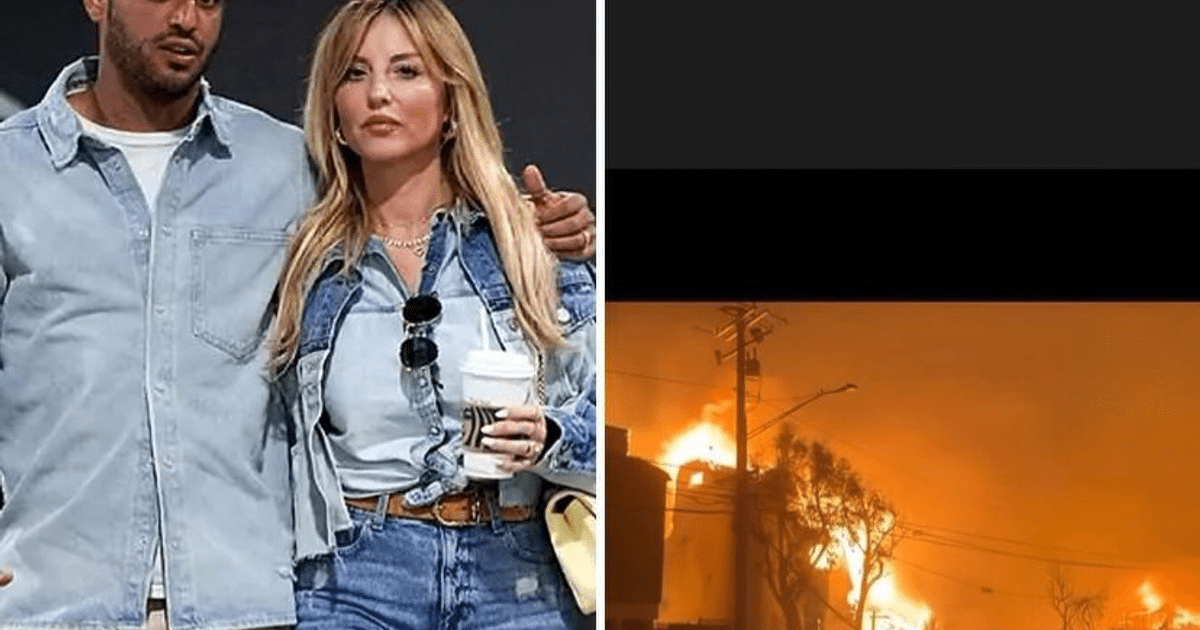 Pareja en evento con camisetas de mezclilla y vaso de café junto a imagen de incendio forestal en California.