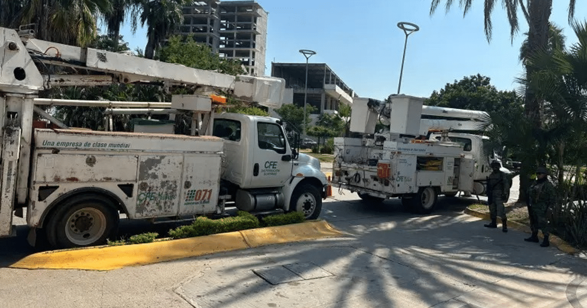 Camiones de la CFE con grúas y personal militar en Mazatlán