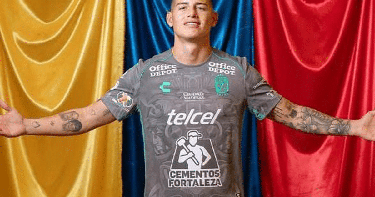 James Rodríguez con camiseta del Club León, brazos extendidos, fondo colorido.