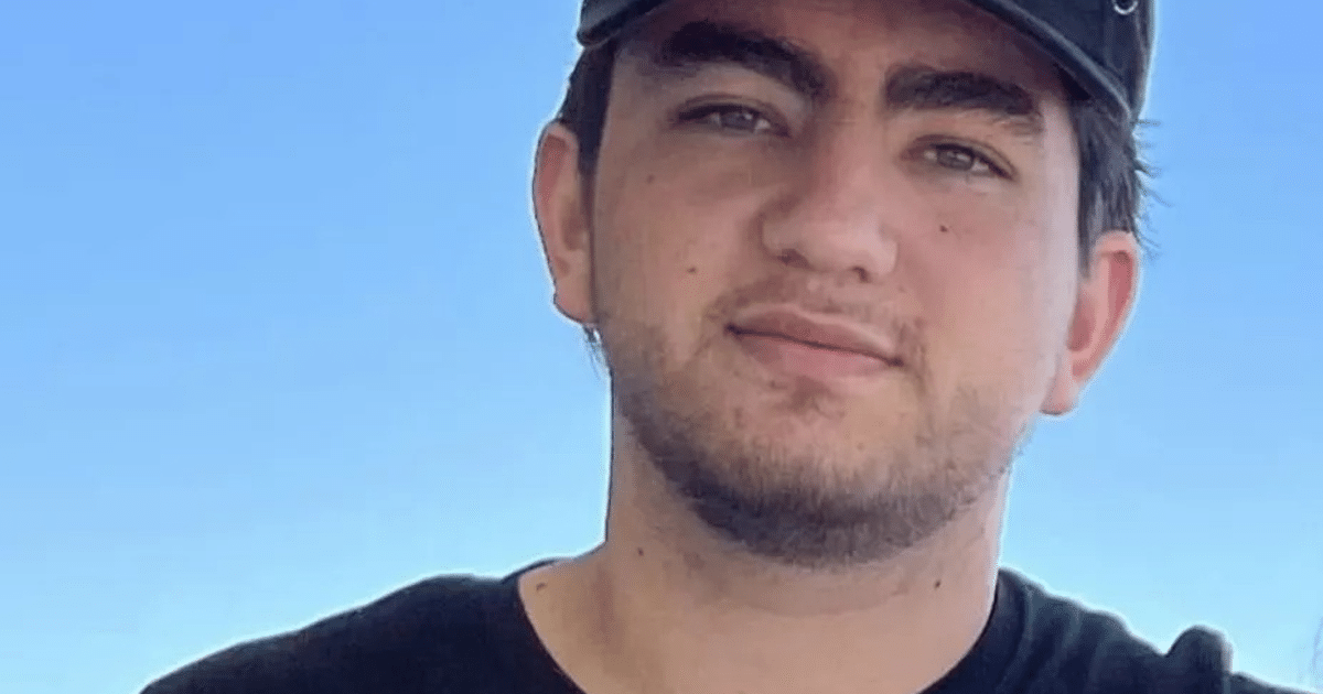 Joven con gorra posando frente a un cielo despejado, vinculado al caso de Jesús Manuel Serrano Avendaño.