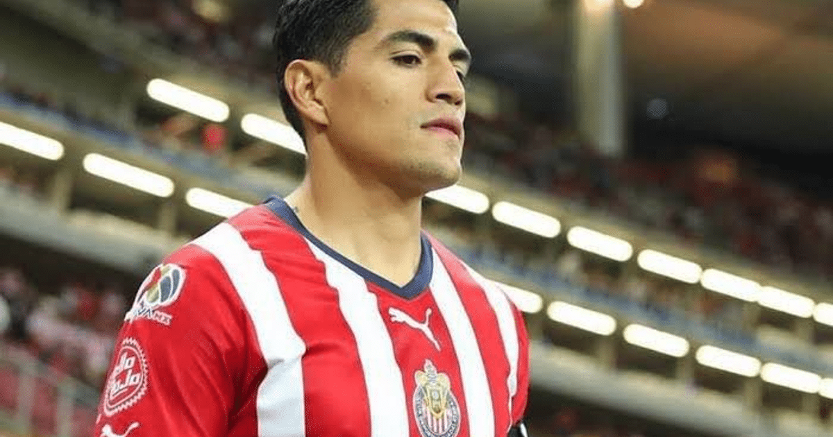 Jugador de fútbol con camiseta de rayas rojas y blancas en un estadio, representando a Jesús Sánchez.