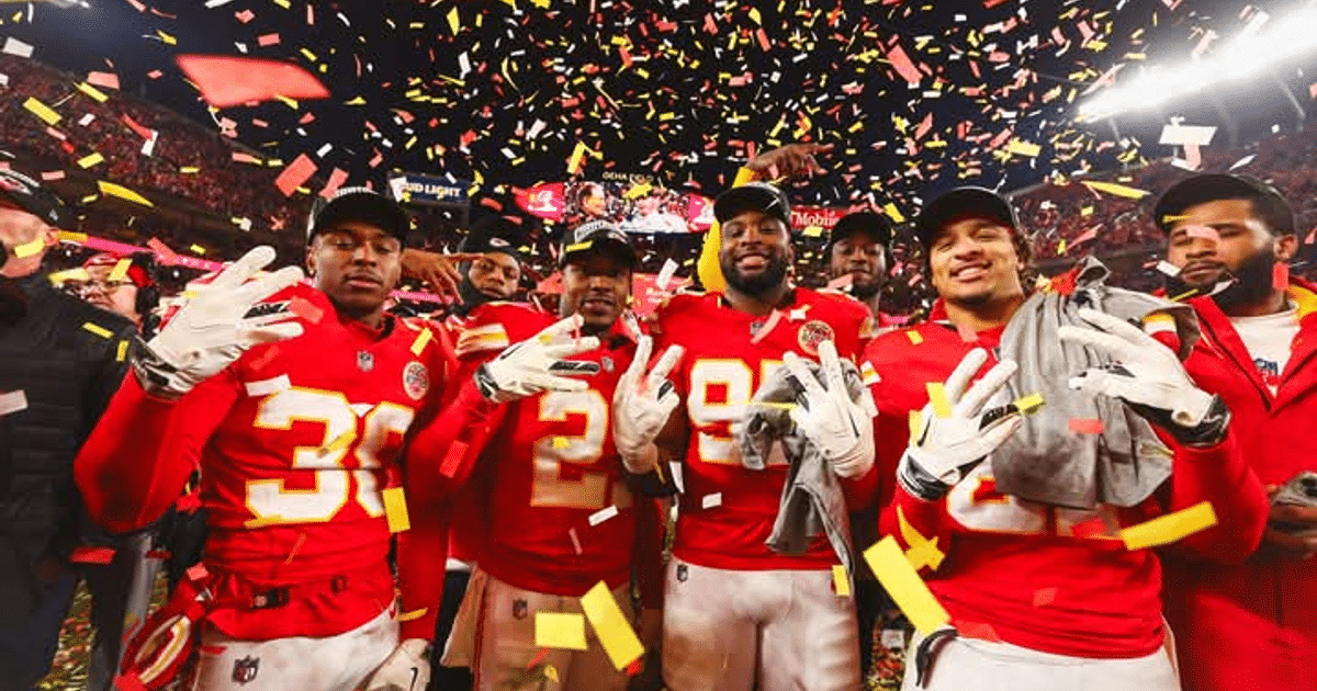 Jugadores de los Kansas City Chiefs celebrando con confeti tras ganar el Campeonato de la AFC