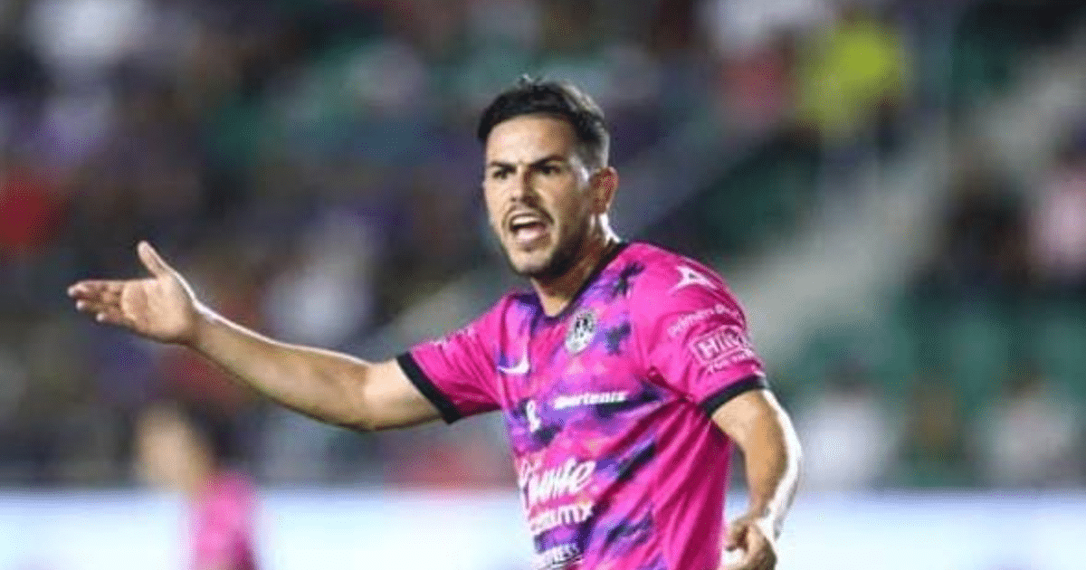 Jugador de fútbol protestando en el partido León vs Mazatlán, vistiendo camiseta rosa.