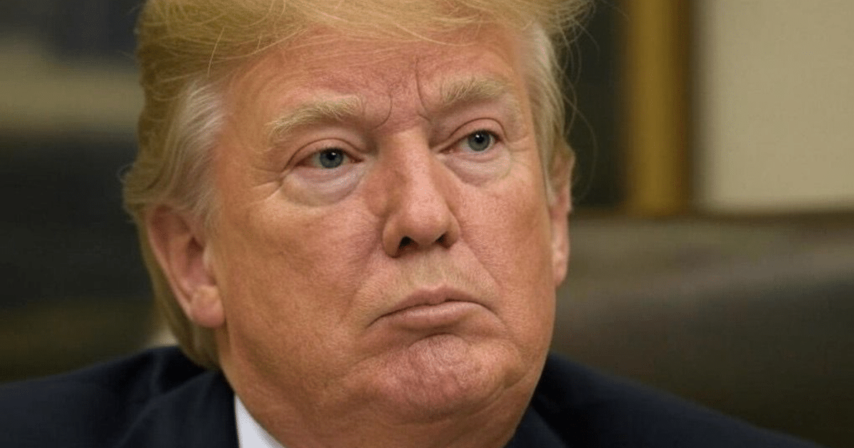 Donald Trump firmando la Ley Laken Riley en una ceremonia oficial