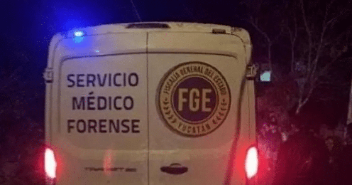 Camioneta del Servicio Médico Forense con luces de emergencia en Tekit, Yucatán, durante un incidente nocturno.