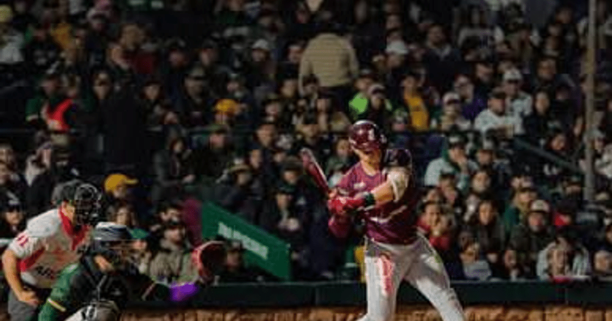 Bateador y receptor en acción durante un partido de béisbol en la Liga Mexicana del Pacífico.