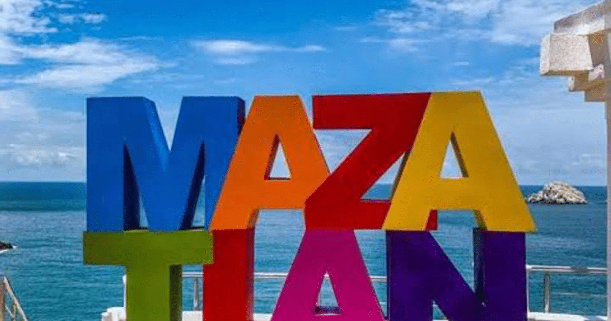 Letrero colorido de Mazatlán frente al mar, relacionado con la campaña turística 'Los Sabores de Mazatlán'.