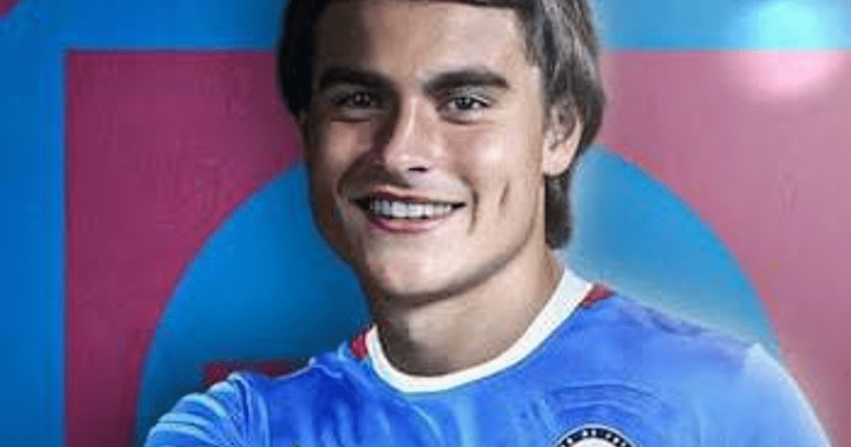 Luka Romero sonriendo con camiseta deportiva en su llegada a Cruz Azul