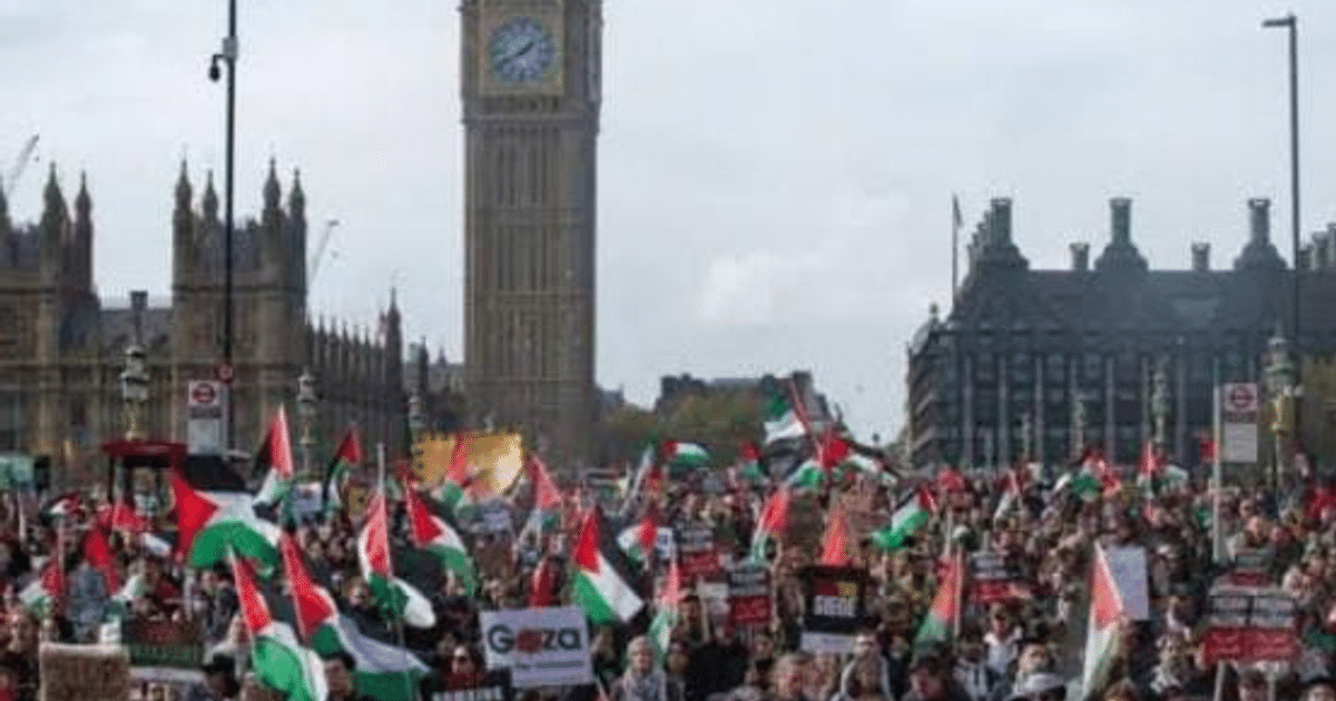 Multitud en Londres con banderas palestinas frente al Big Ben durante una protesta política.