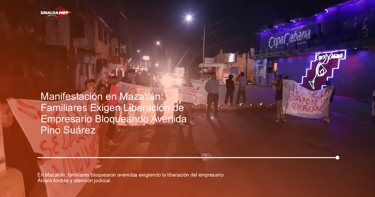 Protesta nocturna en Mazatlán con pancartas y bloqueo de tráfico