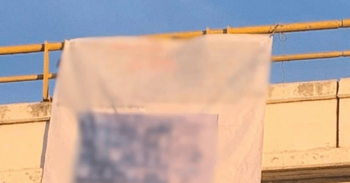 Lona colgada en puente con barandilla amarilla y cielo despejado, relacionada con mensajes a Claudia Sheinbaum en Mazatlán.